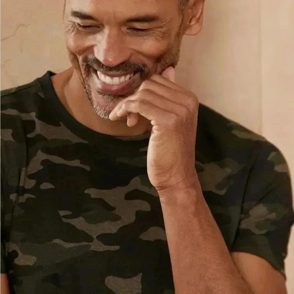 Banana Republic Factory Men Graphic T-Shirt Color Camo Size M - Picture 1 of 10